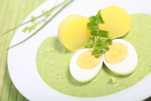Grüne Sauce wird traditionell zu Eiern und Kartoffeln serviert. (Quelle: fotolia)