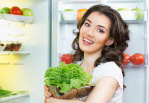 Olivenöl als Dressing zum Salat (Quelle: Fotolia)