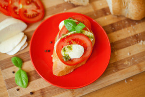 Ein Tomaten-Mozzarella-Baguette ist schnell zubereitet und stillt den kleinen Hunger. (Quelle: Fotolia)