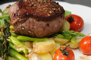 Salat mit Hüftsteak und Bratkartoffeln