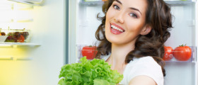 Olivenöl als Dressing zum Salat (Quelle: Fotolia)