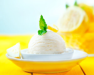Fruchtig, leckeres Zitroneneis. (Quelle: fotolia)