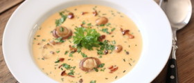 Ein Teller Champignon-Cremesuppe