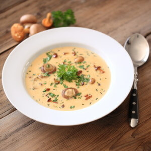 Ein Teller Champignon-Cremesuppe