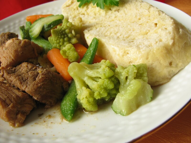 Herzhaftes aus der Böhmischen Küche Knödel mit Gulasch Feinschmecker Aktuell