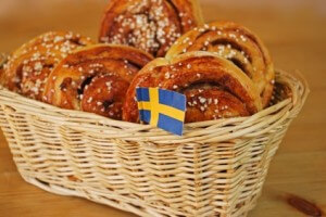 Schwedische Zimtschnecken mit einer Glasur aus Hagelzucker (Quelle: fotolia)