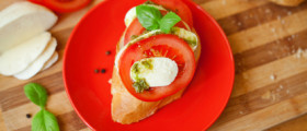 Ein Tomaten-Mozzarella-Baguette ist schnell zubereitet und stillt den kleinen Hunger. (Quelle: Fotolia)